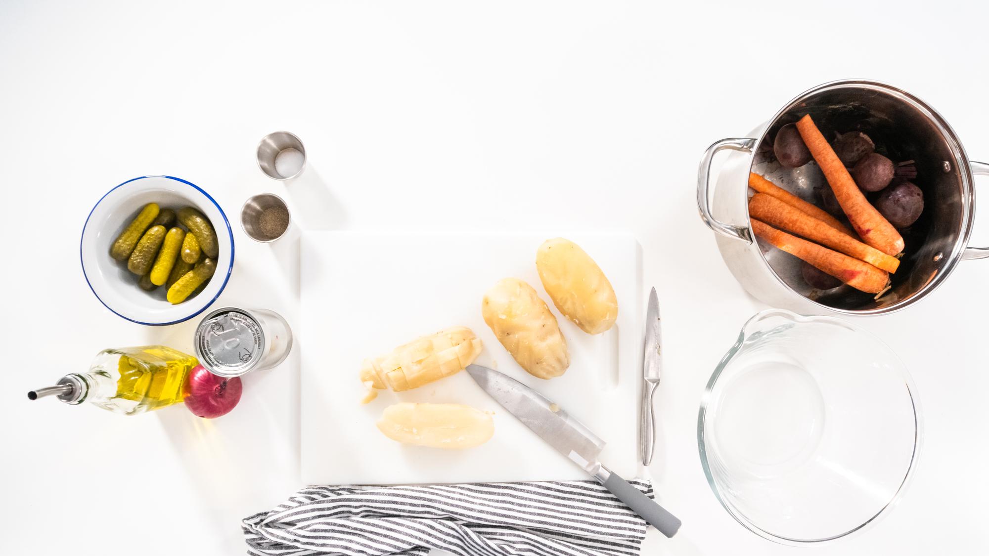 Didelė darbo stalo kompozicija su ingredientais